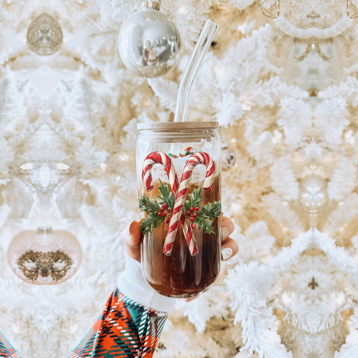 Christmas glass drinkware - Candy cane holly holiday cup with glass straw - Traditional design kitchen gift
Unique Christmas coffee cup – festive holiday glass tumbler with wreath wrap